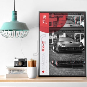 K&ouml;nnte beinhalten: Ein Schwarzwei&szlig;-Poster mit einem roten Kreis und dem Text "BRING YOUR OWN MUG FOR 50" im Retro-Stil. Das Poster zeigt einen schwarzen Mazda RX-7 vor einem Geb&auml;ude mit dem japanischen Text "勇気" (bedeutet Mut) und "MAZDA RX-7" in wei&szlig;em Text.