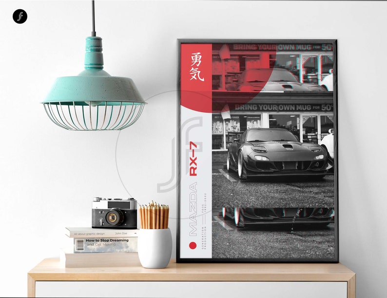 K&ouml;nnte beinhalten: Ein Schwarzwei&szlig;-Poster mit einem roten Kreis und dem Text "BRING YOUR OWN MUG FOR 50" im Retro-Stil. Das Poster zeigt einen schwarzen Mazda RX-7 vor einem Geb&auml;ude mit dem japanischen Text "勇気" (bedeutet Mut) und "MAZDA RX-7" in wei&szlig;em Text.