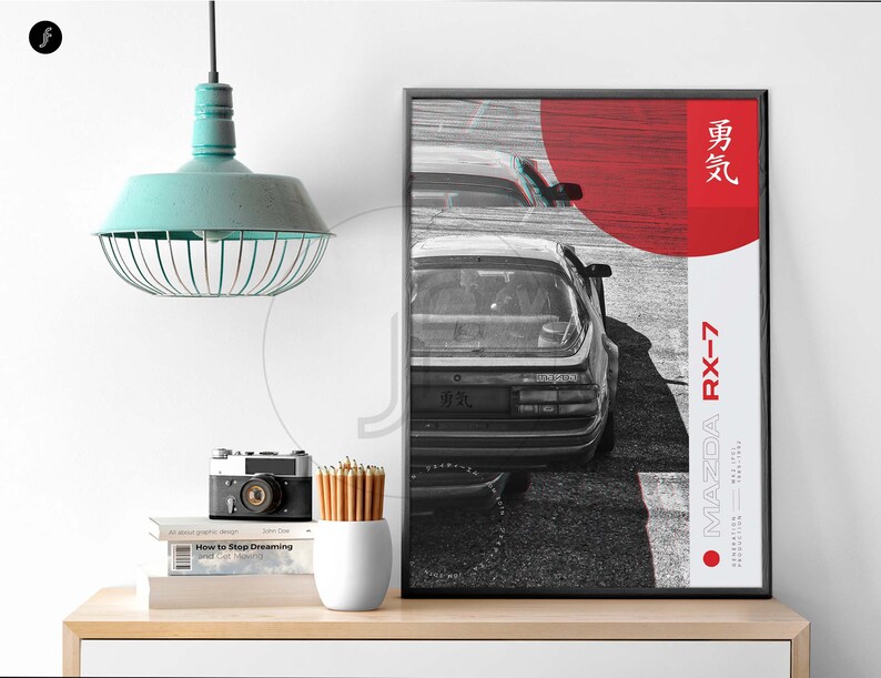 Puede incluir: Un p&oacute;ster en blanco y negro con un c&iacute;rculo rojo y texto japon&eacute;s. El p&oacute;ster presenta una foto en blanco y negro de un Mazda RX-7. El texto en el p&oacute;ster dice "Mazda RX-7" y "勇気".