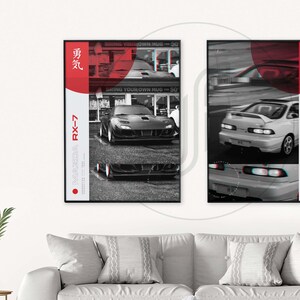 K&ouml;nnte beinhalten: Zwei schwarz-wei&szlig;e Poster mit roten Akzenten, die japanischen Text, die W&ouml;rter "RX-7" und "INTEGRA" sowie Bilder eines Mazda RX-7 und eines Acura Integra zeigen.