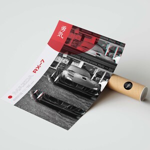 K&ouml;nnte beinhalten: Ein Schwarzwei&szlig;-Poster mit einem roten Kreis und dem Text "MAZDA RX-7" in Wei&szlig;. Das Poster zeigt ein Schwarzwei&szlig;foto eines Mazda RX-7 vor einem Geb&auml;ude mit dem Text "BRING YOUR OWN MUG 50" an der Seite.