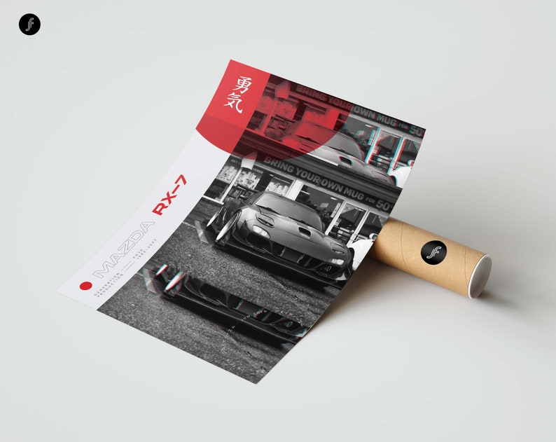 K&ouml;nnte beinhalten: Ein Schwarzwei&szlig;-Poster mit einem roten Kreis und dem Text "MAZDA RX-7" in Wei&szlig;. Das Poster zeigt ein Schwarzwei&szlig;foto eines Mazda RX-7 vor einem Geb&auml;ude mit dem Text "BRING YOUR OWN MUG 50" an der Seite.