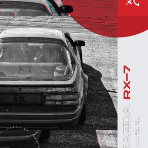 Puede incluir: Un coche deportivo Mazda RX-7 negro con el texto "Mazda RX-7" y "Generation Production MK2 (FC) 1985-1992" en blanco sobre un fondo rojo y blanco. El coche est&aacute; aparcado en una superficie de asfalto negro y blanco. El texto japon&eacute;s "勇気" es visible en el coche y el fondo.