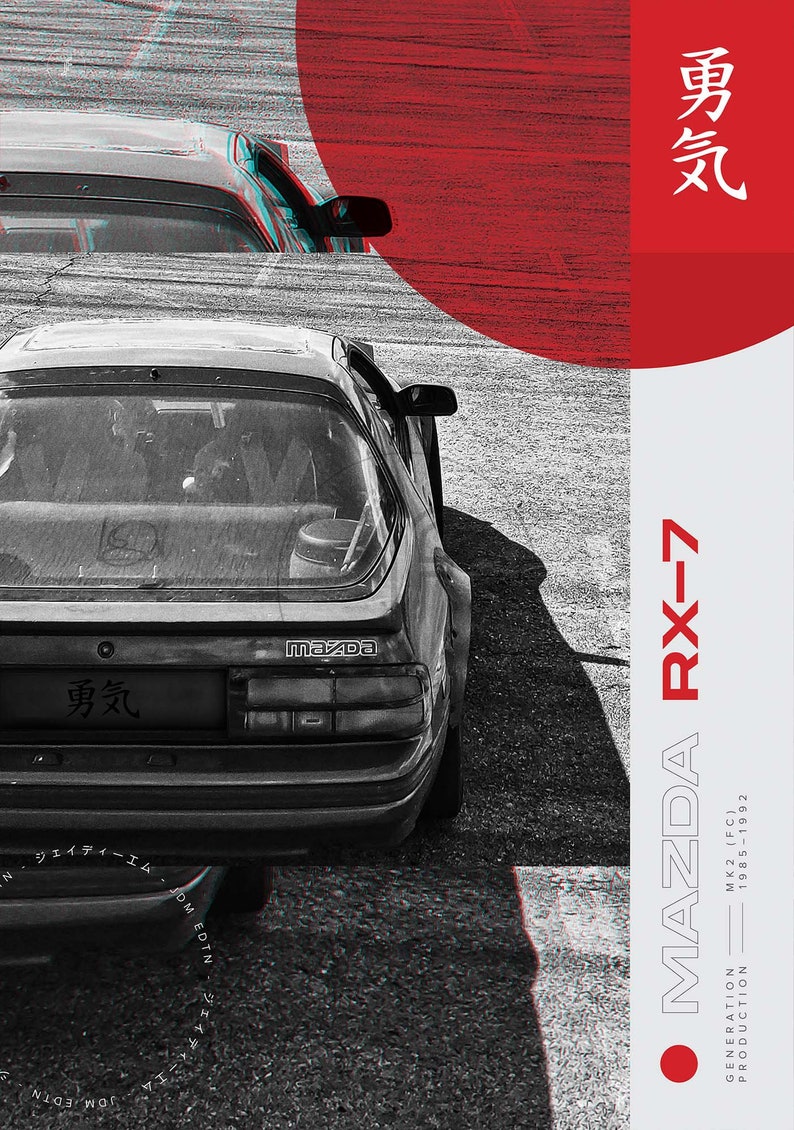 Puede incluir: Un coche deportivo Mazda RX-7 negro con el texto "Mazda RX-7" y "Generation Production MK2 (FC) 1985-1992" en blanco sobre un fondo rojo y blanco. El coche est&aacute; aparcado en una superficie de asfalto negro y blanco. El texto japon&eacute;s "勇気" es visible en el coche y el fondo.
