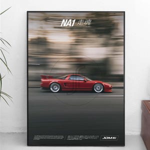 Könnte beinhalten: Ein gerahmtes Poster mit einem roten Sportwagen in Bewegung auf einer Straße. Der Text NA1 und japanische Schriftzeichen stehen oben. Der Hintergrund zeigt eine verschwommene Landschaft. Unten sind Text und das JDM-Logo abgedruckt.