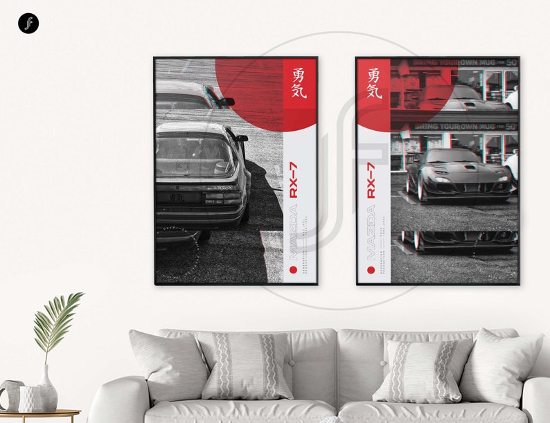 Puede incluir: Dos p&oacute;sters en blanco y negro con acentos rojos. Los p&oacute;sters muestran im&aacute;genes de un autom&oacute;vil deportivo Mazda RX-7. El texto en los p&oacute;sters dice "Mazda RX-7" y "勇気" en japon&eacute;s.