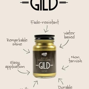 以下が含まれることがあります： 上部に大きな黒い文字で「GILD」という文字が入った、金色の水性アクリル金箔エナメル塗料の瓶。ラベルには「ACRYLIC GILDING ENAMEL - GILD - GOLD」と記載されています。色あせ防止、水性、耐久性などの特徴があります。
