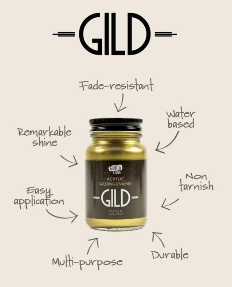 以下が含まれることがあります： 上部に大きな黒い文字で「GILD」という文字が入った、金色の水性アクリル金箔エナメル塗料の瓶。ラベルには「ACRYLIC GILDING ENAMEL - GILD - GOLD」と記載されています。色あせ防止、水性、耐久性などの特徴があります。