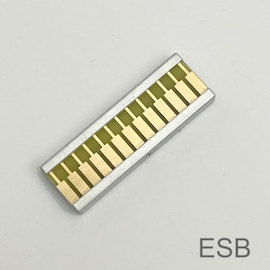 Peut inclure: Un composant &eacute;lectronique rectangulaire de couleur argent&eacute;e avec une s&eacute;rie de plaquettes rectangulaires dor&eacute;es. Le composant est &eacute;tiquet&eacute; "ESB".