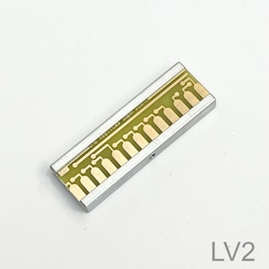 Peut inclure: Une carte de circuit imprim&eacute; argent&eacute;e avec un circuit imprim&eacute; vert et le texte "ONE KEP1085 SUPER SOUND" dessus.