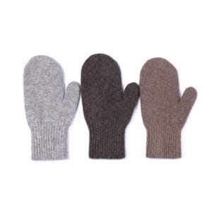 Op de afbeelding: Drie paar gebreide wanten in verschillende bruintinten. De wanten zijn gemaakt van een zacht, pluche materiaal en hebben een eenvoudig, klassiek ontwerp.