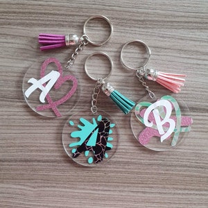 Llavero personalizado, cualquier letra/número, cualquier nombre/palabra, cualquier color. Relleno de calcetín de Navidad perfecto: pequeño regalo de Navidad asequible.