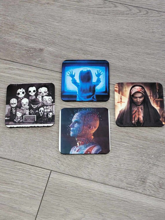 Horrorfilm Untersetzer Set – 6 Korkuntersetzer Mit Halterung, Je 4 Zoll – Lustige Halloween Deko & Geschenk Für Horrorfans