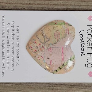 Little Stück von Zuhause - Kunstharz Karte Hug Hearts mit Bristol-London und Bath Street Map- Heimweh Herz umarmt-fehlendes Zuhause-Erinnerung an ihn