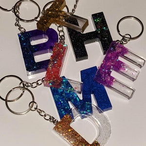 Llavero de resina personalizado, cualquier letra o número del 0 al 9, en cualquier color. Regalo perfecto para amigos de la escuela.