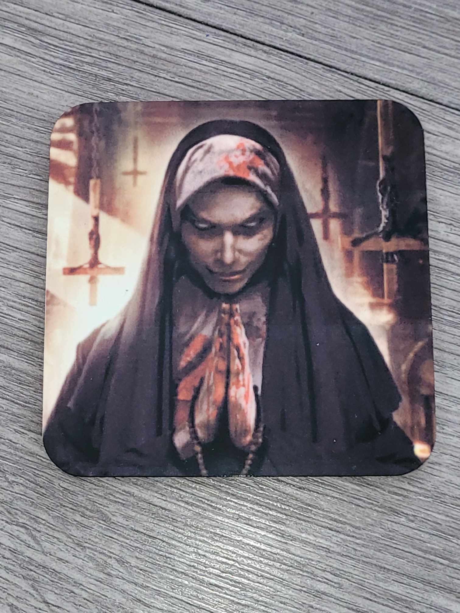 Horrorfilm Untersetzer Set – 6 Korkuntersetzer Mit Halterung, Je 4 Zoll – Lustige Halloween Deko & Geschenk Für Horrorfans