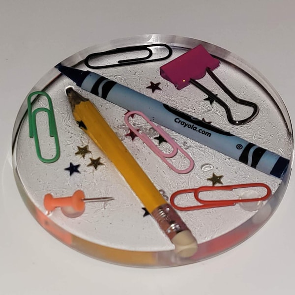 Sous-verres en résine sur le thème de l'école - personnalisés avec le nom ou le numéro - Résine accrocheuse, sous-verres - trousse à crayons sur le thème de la journée scolaire,