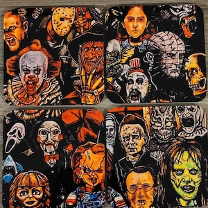 Könnte beinhalten: Set aus vier quadratischen Untersetzern mit einer Collage von Horrorfilmfiguren. Die Untersetzer zeigen Figuren aus Filmen wie Freddy Krueger, Jason Voorhees, Michael Myers und Pennywise. Die Untersetzer sind schwarz mit orangefarbenen, roten und weißen Akzenten.