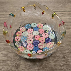 Shabby Chic Dekor: Gemusterte Knopf gefüllte Schale mit Lichtern