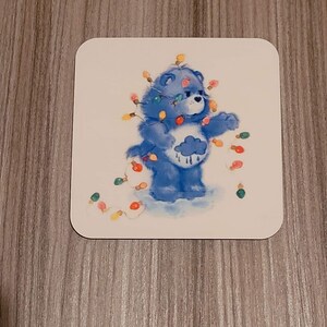 Op troetelbeer geïnspireerde onderzetters geïnspireerd op kerstthema terug naar de jaren 80 - tv - jaren 80 speelgoed Ontwerp - hittebestendige sublimatieprint op een basis van kurk Jaren 80 moeder