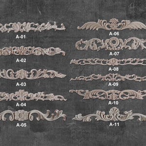 Peut inclure: Onze moulures décoratives en bois ornées de motifs floraux complexes. Chaque pièce est étiquetée avec une lettre et un numéro, de A-01 à A-11.