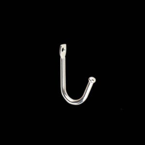Puede incluir: Un gancho de metal plateado con un extremo redondeado.
