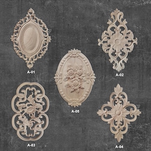 Może przedstawiać: Pięć drewnianych aplikacji dekoracyjnych z misternymi wzorami kwiatowymi. Aplikacje mają różne kształty, w tym owalne, diamentowe i krzyżowe. Każda aplikacja ma unikalny wzór kwiatowy z detalicznymi rzeźbami.