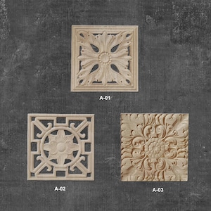 Puede incluir: Tres paneles de decoración de pared de madera con intrincados diseños tallados. Los paneles son cuadrados y presentan un motivo floral. Los paneles están etiquetados como A-01, A-02 y A-03.