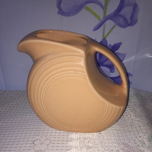 Retired Fiesta Ware Homer Laughlin Apricot Peach 32oz Disc Pitcher Carafe