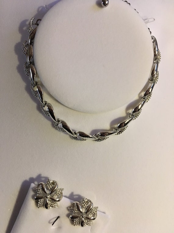 Vintage Beautiful Silver Tone Necklace and Clip E… - image 1