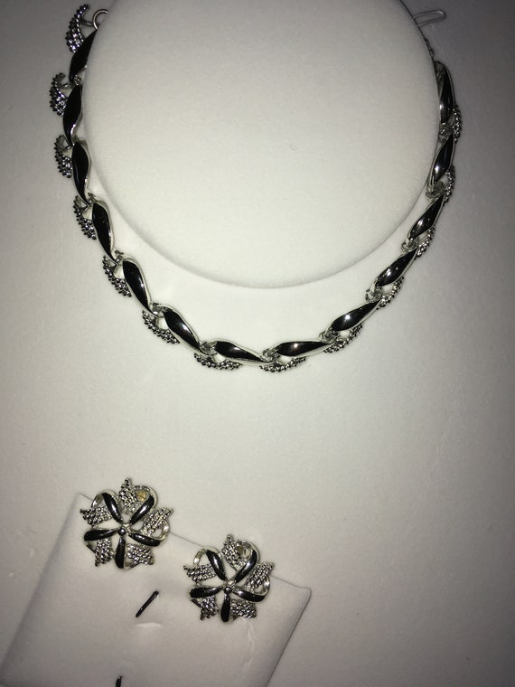 Vintage Beautiful Silver Tone Necklace and Clip E… - image 2