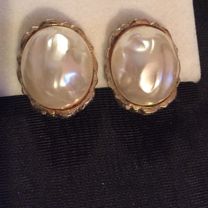 Vintage CORO Pearlized Pearl and Gold Tone Clip On Earrings Bild 1