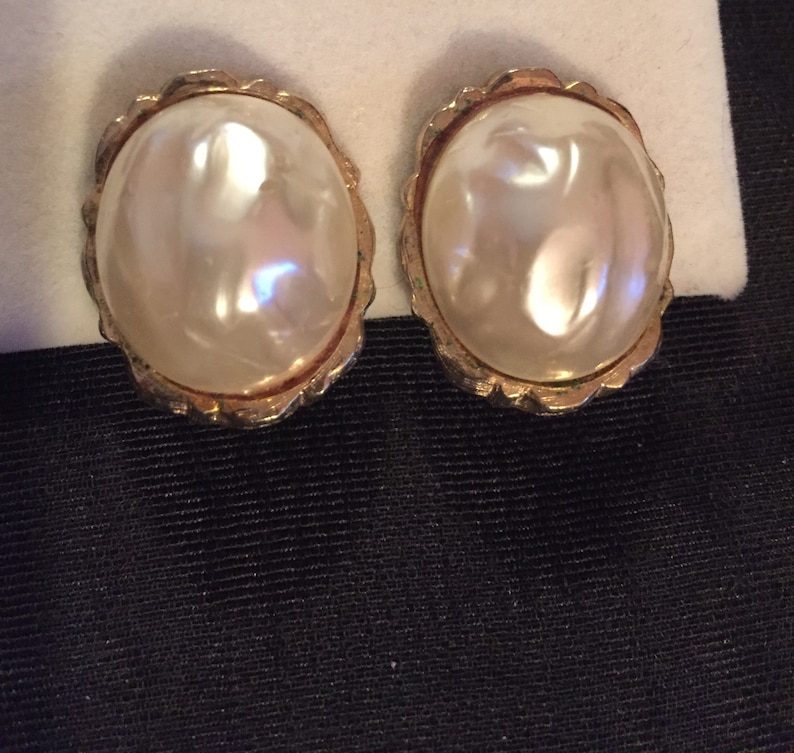Vintage CORO Pearlized Pearl and Gold Tone Clip On Earrings Bild 1