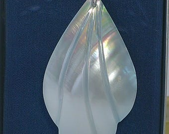 Vintage Mother of Pearl Pendant Necklace w/ Original Box Silver Tone Chain