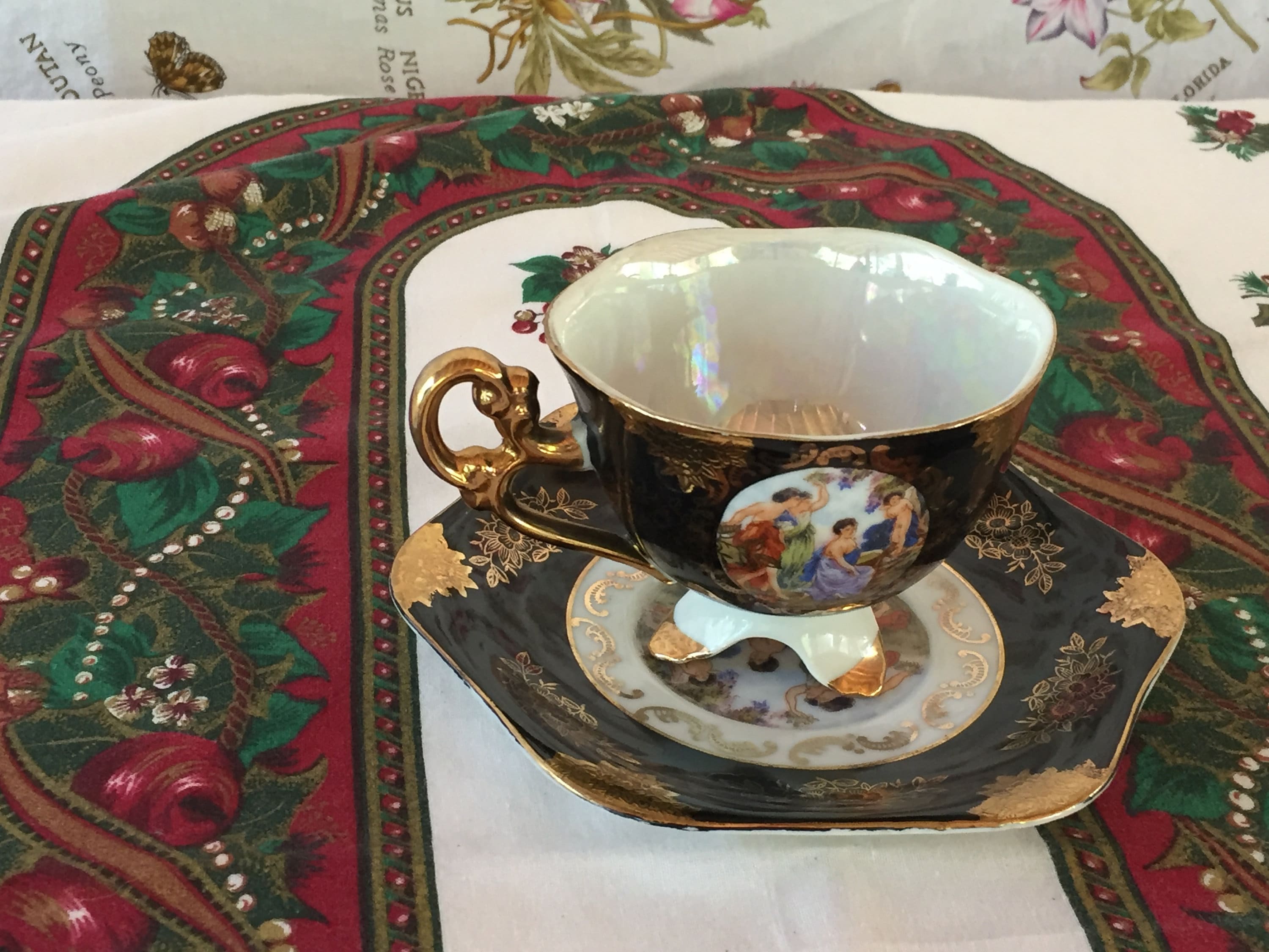 英国製 CROWN STAFFORDSHIRE❁﻿瑞々しいお花と金彩プレート 英国製 CROWN STAFFORDSHIRE❁﻿瑞々しいお花と金彩プレート
