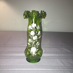 Antique Mary Gregory Green Ribbed and Ruffled Hand Painted Vase