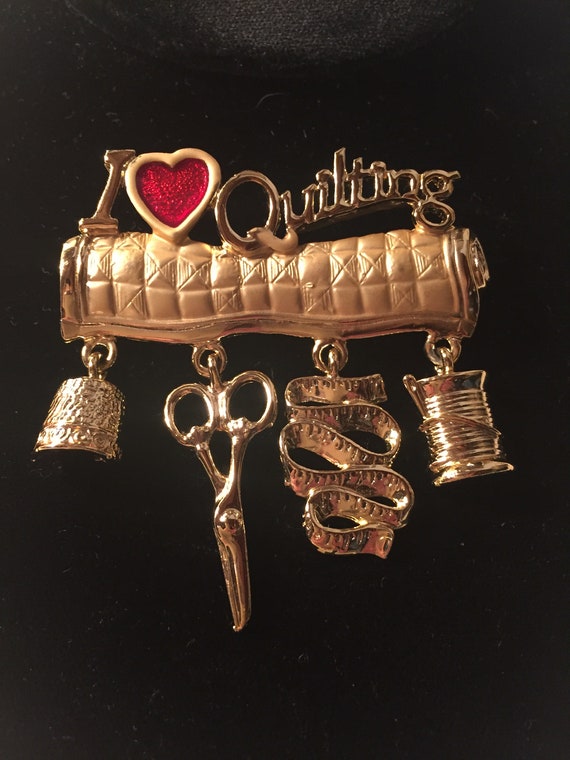 American Jewelry Chain Co. "I LOVE QUILTING" Charm