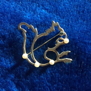 Vintage Gold Tone SQUIRREL Brooch with Pearls and a Green Rhinestone Eye