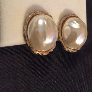 Vintage CORO Pearlized Pearl and Gold Tone Clip On Earrings Bild 2