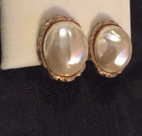 Vintage CORO Pearlized Pearl and Gold Tone Clip O… - image 2