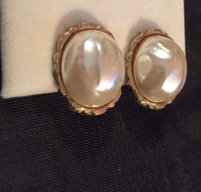 Vintage CORO Pearlized Pearl and Gold Tone Clip On Earrings Bild 2