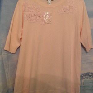 ISAAC MIZRAHI Live Pink Pullover Sweater Size Medium New – Applique Flowers – QVC Tag