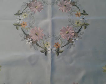 Vintage Embroidered Floral Wreath Tablecloth Linen Square 34x34