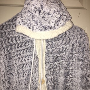 Beautiful CHIC Home Wrap Gray & White - Hooded with Pockets