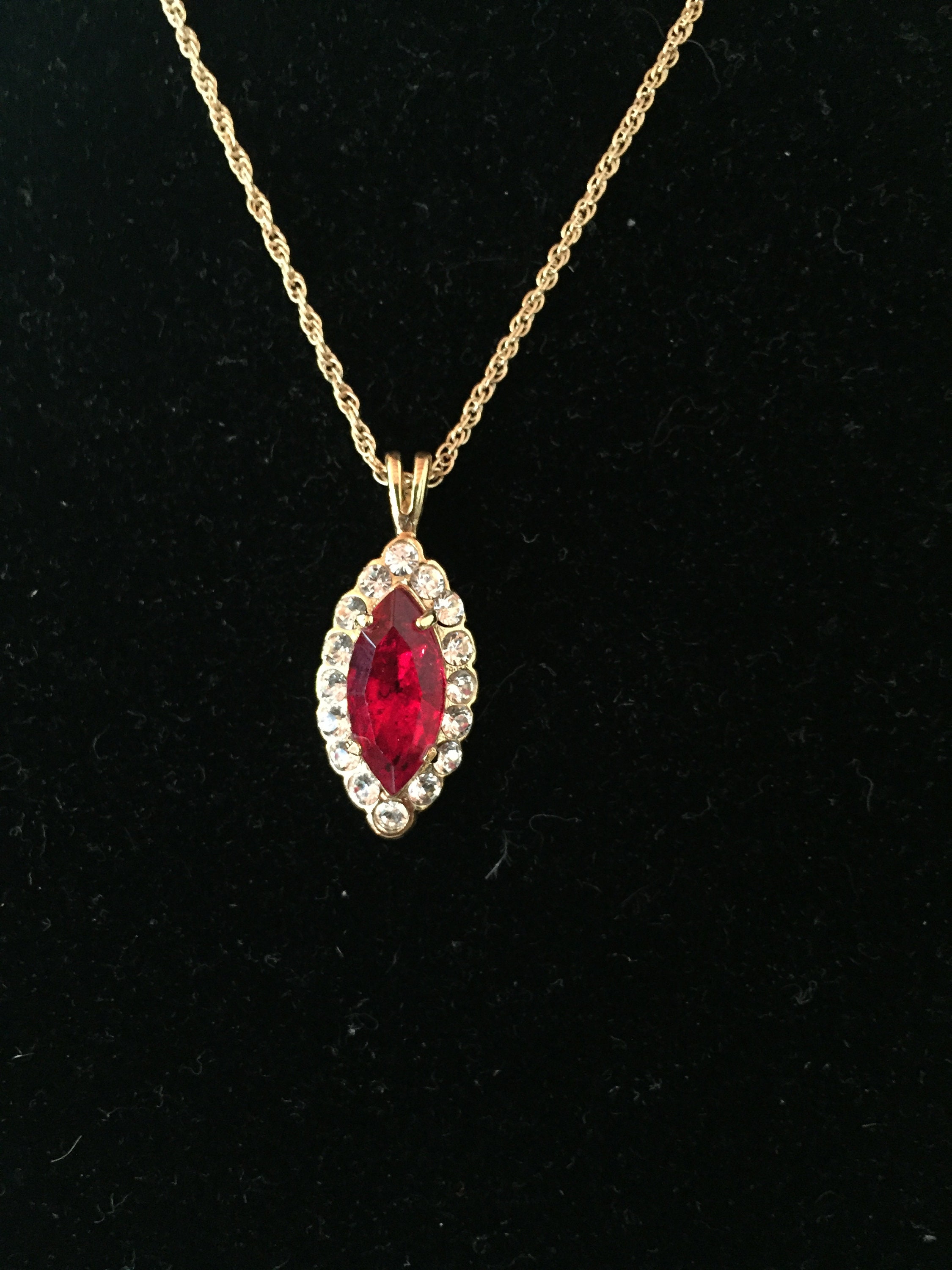 Collier Ancien Fin Avec Strass Rouge - Bijou Vintage - Occasion En Bon état - Parfait Pour Une Touche Rétro