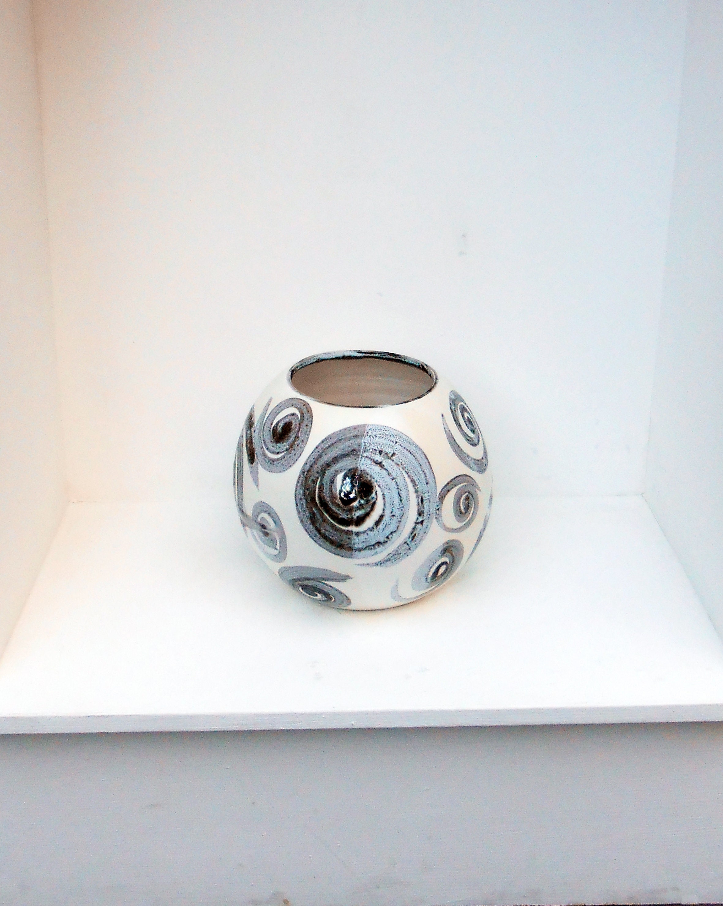 Vase Boule Vintage - Céramique Blanche et Spirales Bleues Noires -