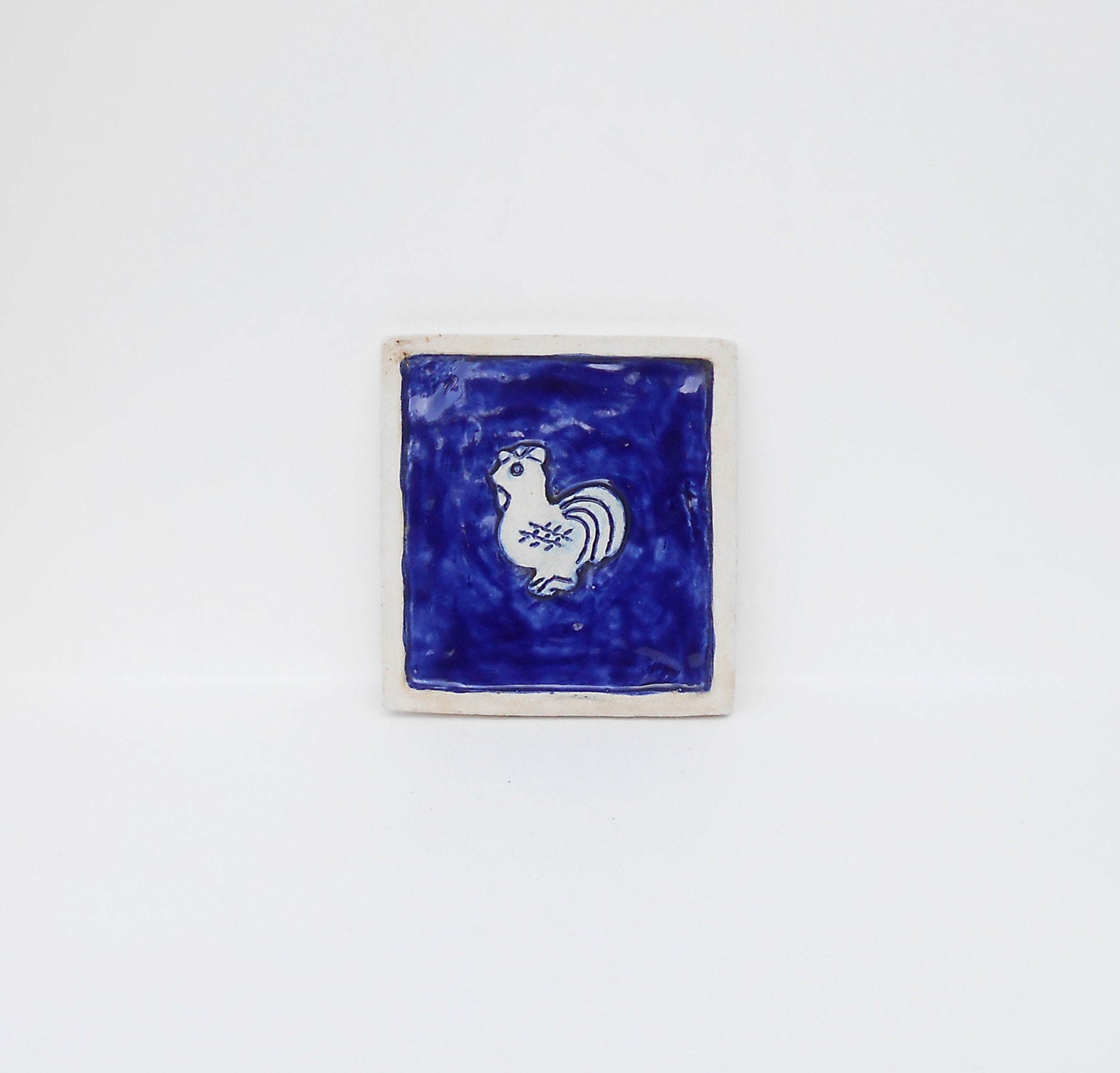 Carreau Émaillé Vintage - Carrelage Argile Blanche Poule sur Fond Bleu Les Ateliers de Mirabel