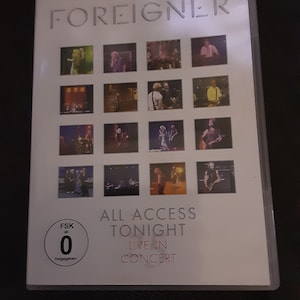 Könnte beinhalten: Ein DVD-Gehäuse mit weißem Hintergrund und dem Text "FOREIGNER ALL-ACCESS TONIGHT LIVE IN CONCERT" in Schwarz. Das Gehäuse zeigt eine Collage aus 16 Bildern der Band, die auf der Bühne spielt. Die FSK-Bewertung 0 ist in der linken unteren Ecke sichtbar.
