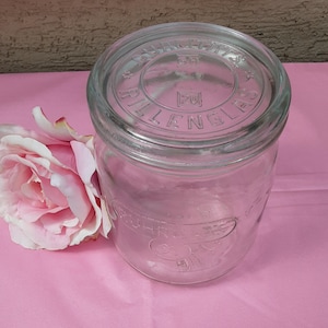 Op de afbeelding: Een glazen pot met een deksel. Op het deksel staat de tekst "FRUIT JAR" en "BILLENGELE".