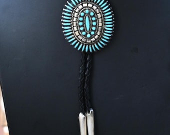 Colar bolo vintage Zuni em prata esterlina e turquesa Sleeping Beauty, medindo 2 1/8 x 1 3/4 polegadas, com alça ajustável, 38 gramas, pontas com 3 polegadas. Design incrível!